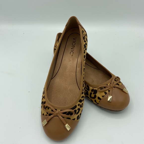 Vionic size 7.5 shoes 🐸* - Picture 1 of 3